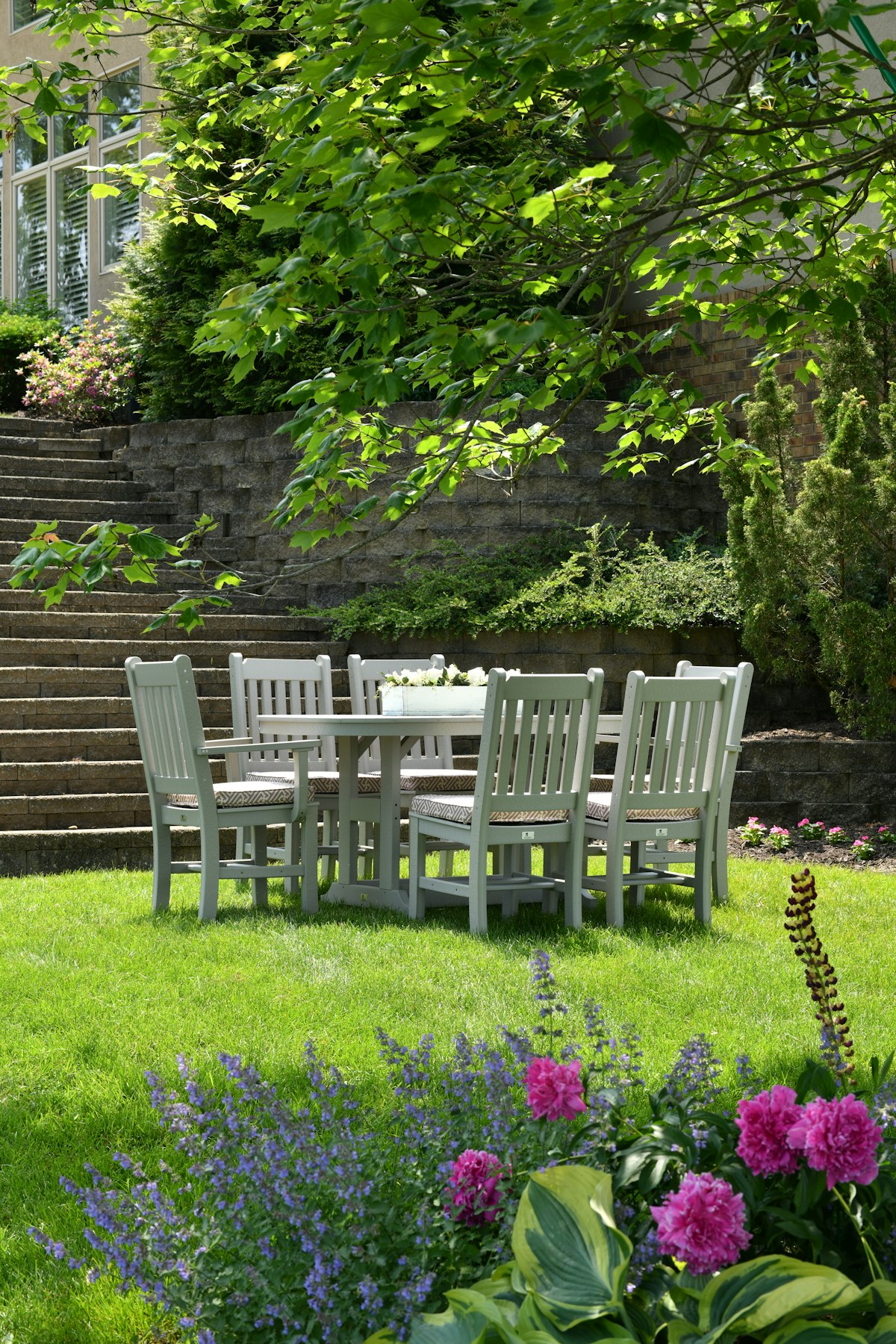 Neu angelegter Garten mit Rasenfläche und Beeten
