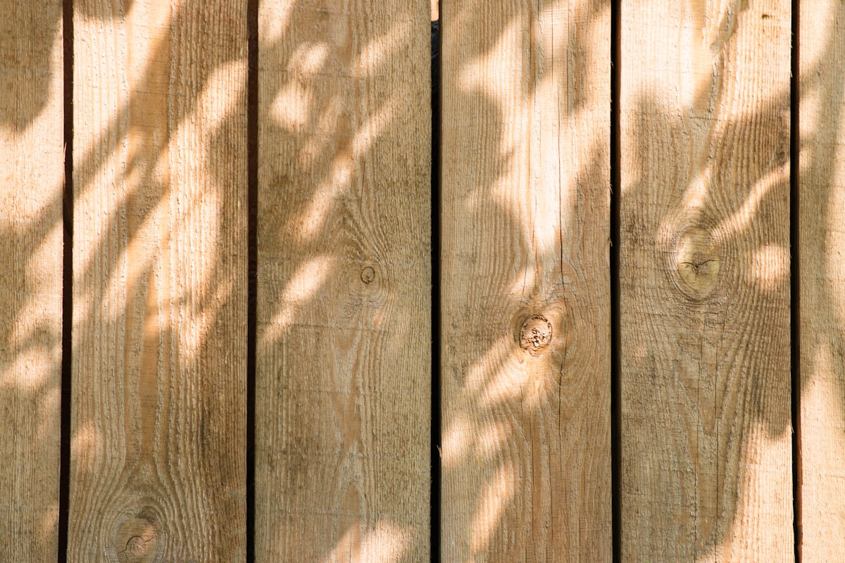Sichtschutzzaun aus Holz im Garten